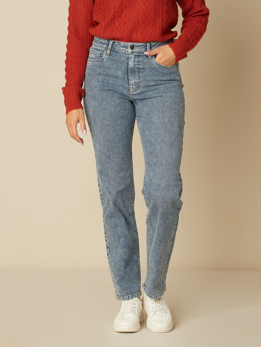 Straight semi-fitted jean