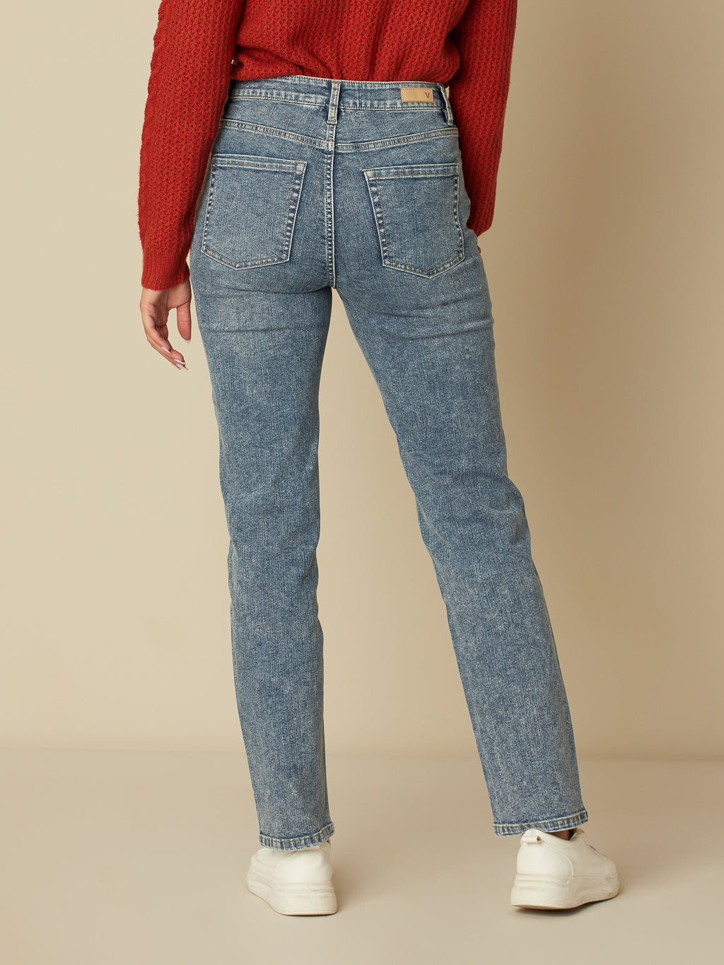 Straight semi-fitted jean