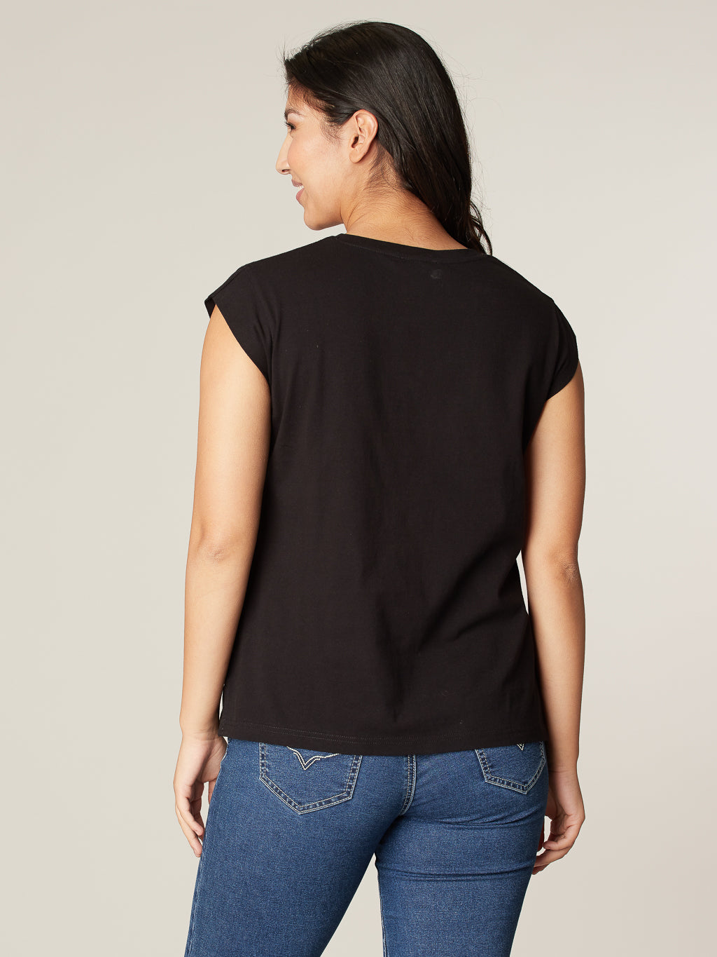 Short-sleeve semi-fitted t-shirt