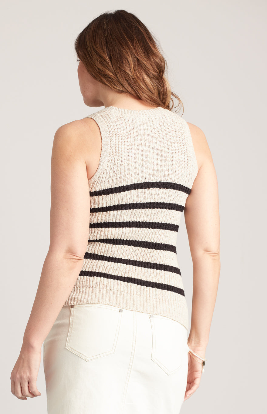 Sleeveless semi-fitted knit vest