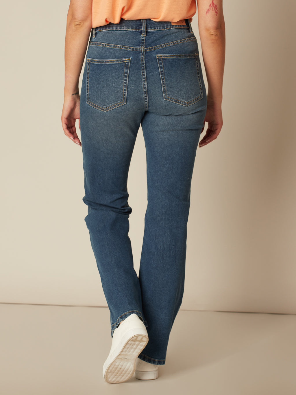 Straight semi-fitted jean