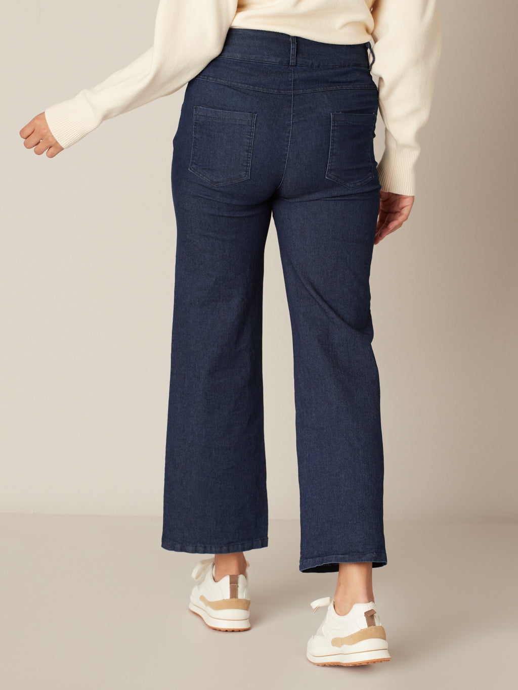 Wide-leg semi-fitted jean