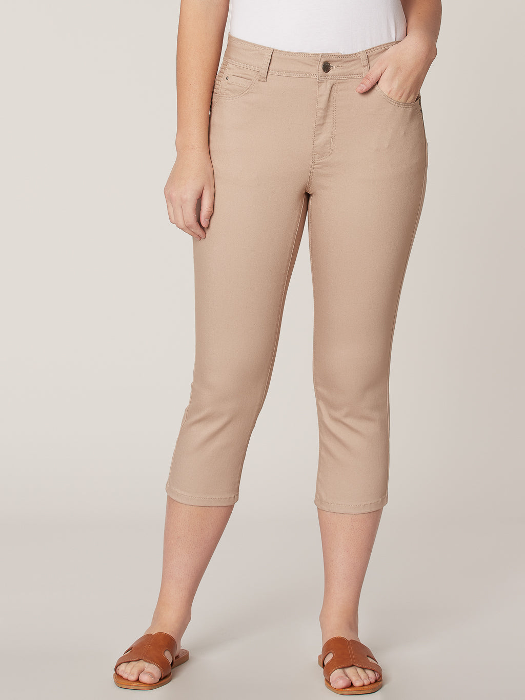 Semi-fitted skinny denim capri