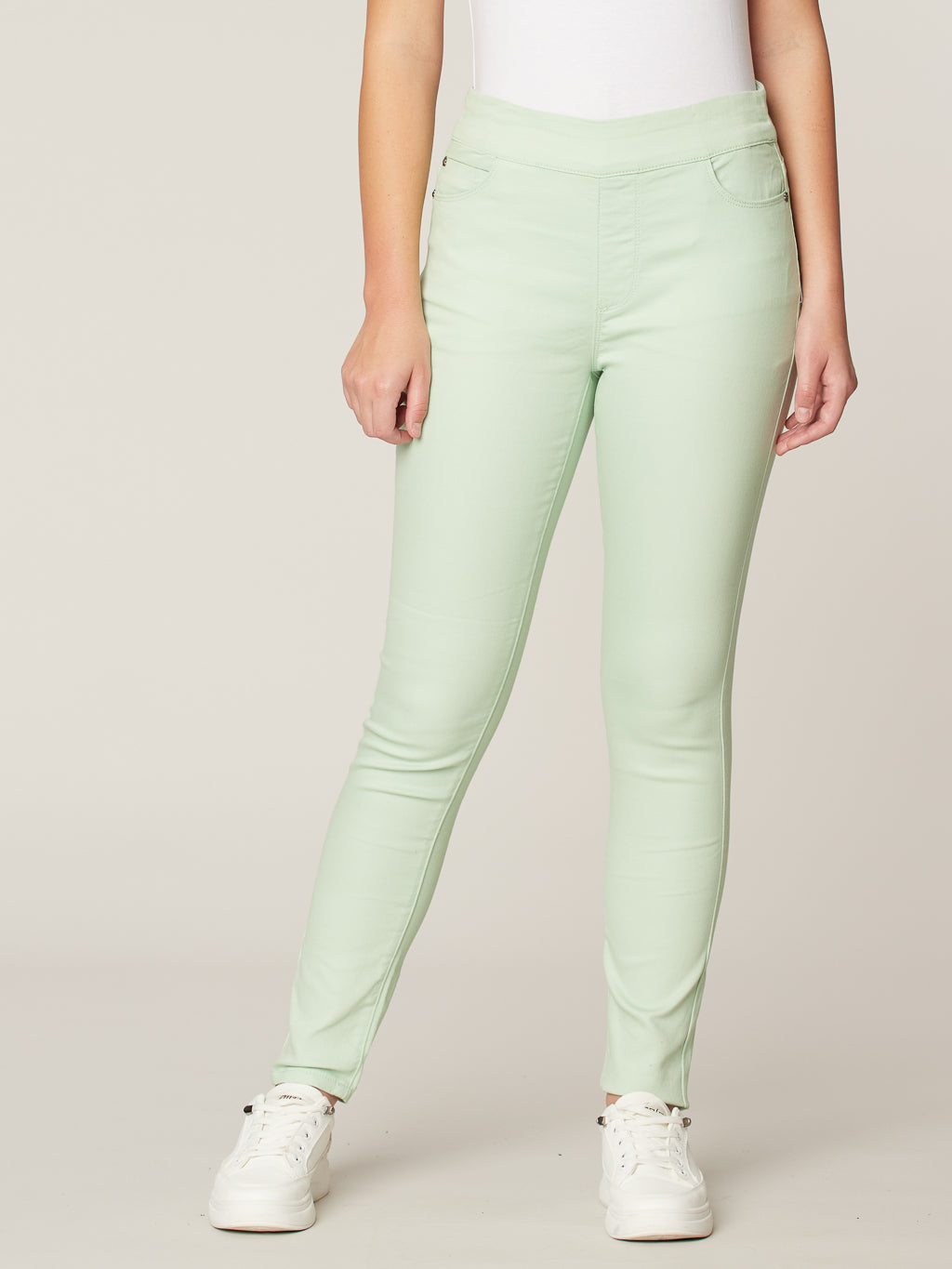 Skinny semi-fitted pull-on jean