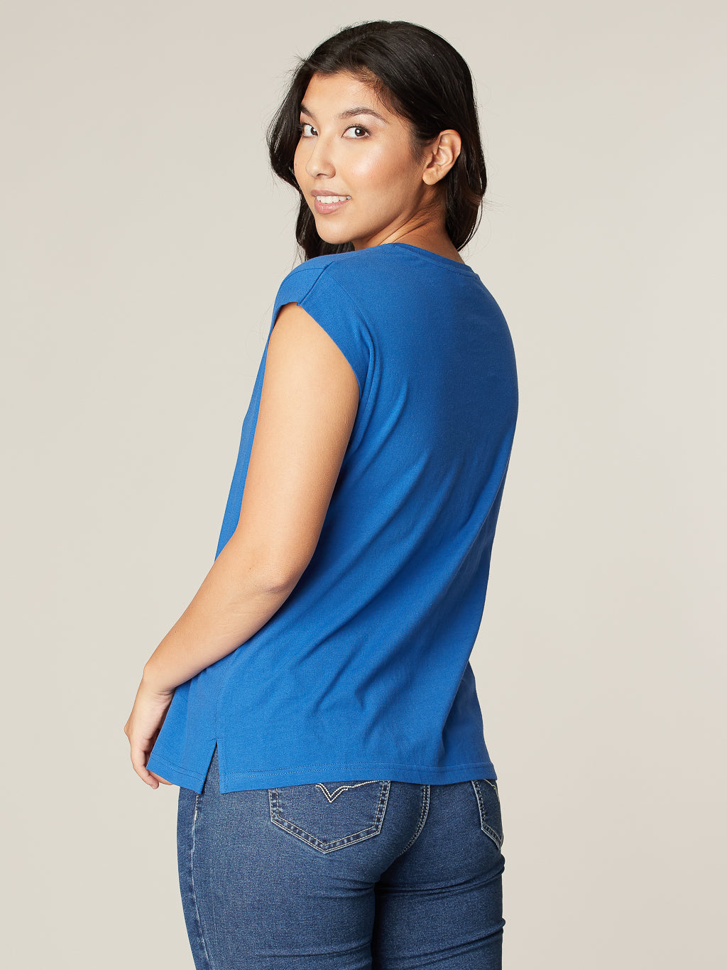 Short-sleeve semi-fitted t-shirt