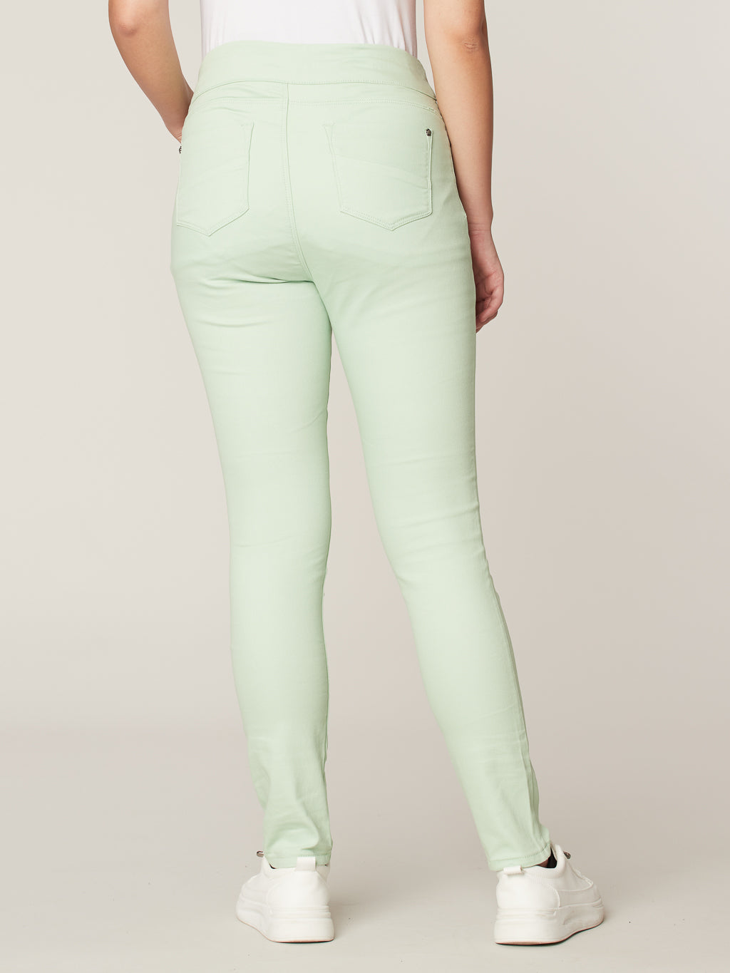 Skinny semi-fitted pull-on jean