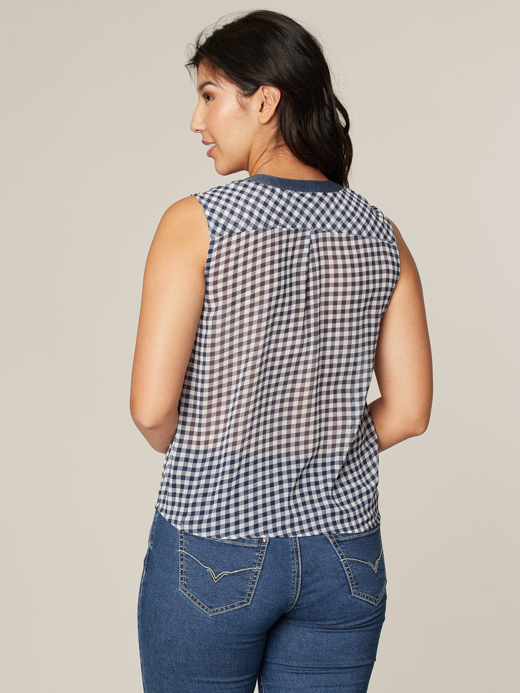 Blouse sans manches semi-ajustée avec boutons