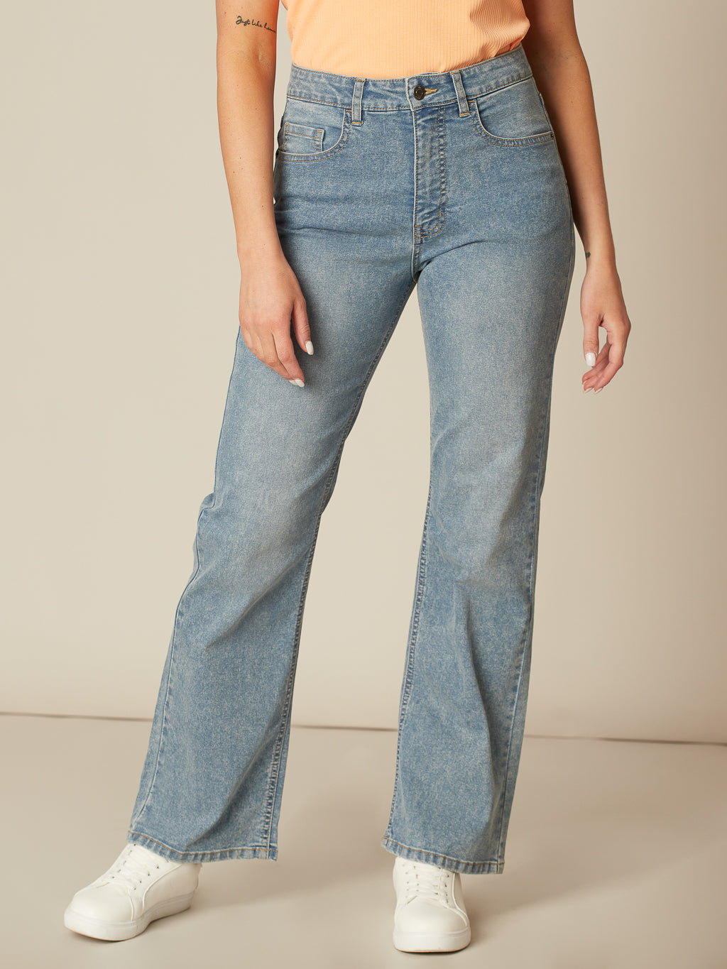 Straight semi-fitted jean