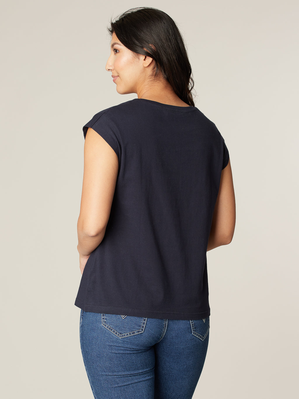 Short-sleeve semi-fitted t-shirt
