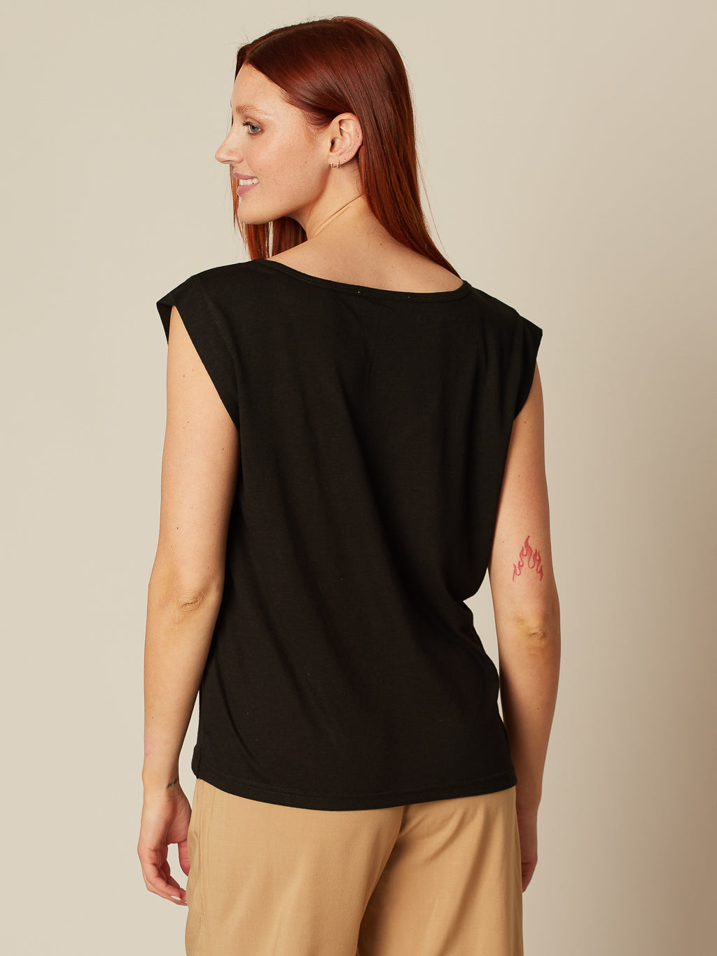 Semi-fitted fluid t-shirt