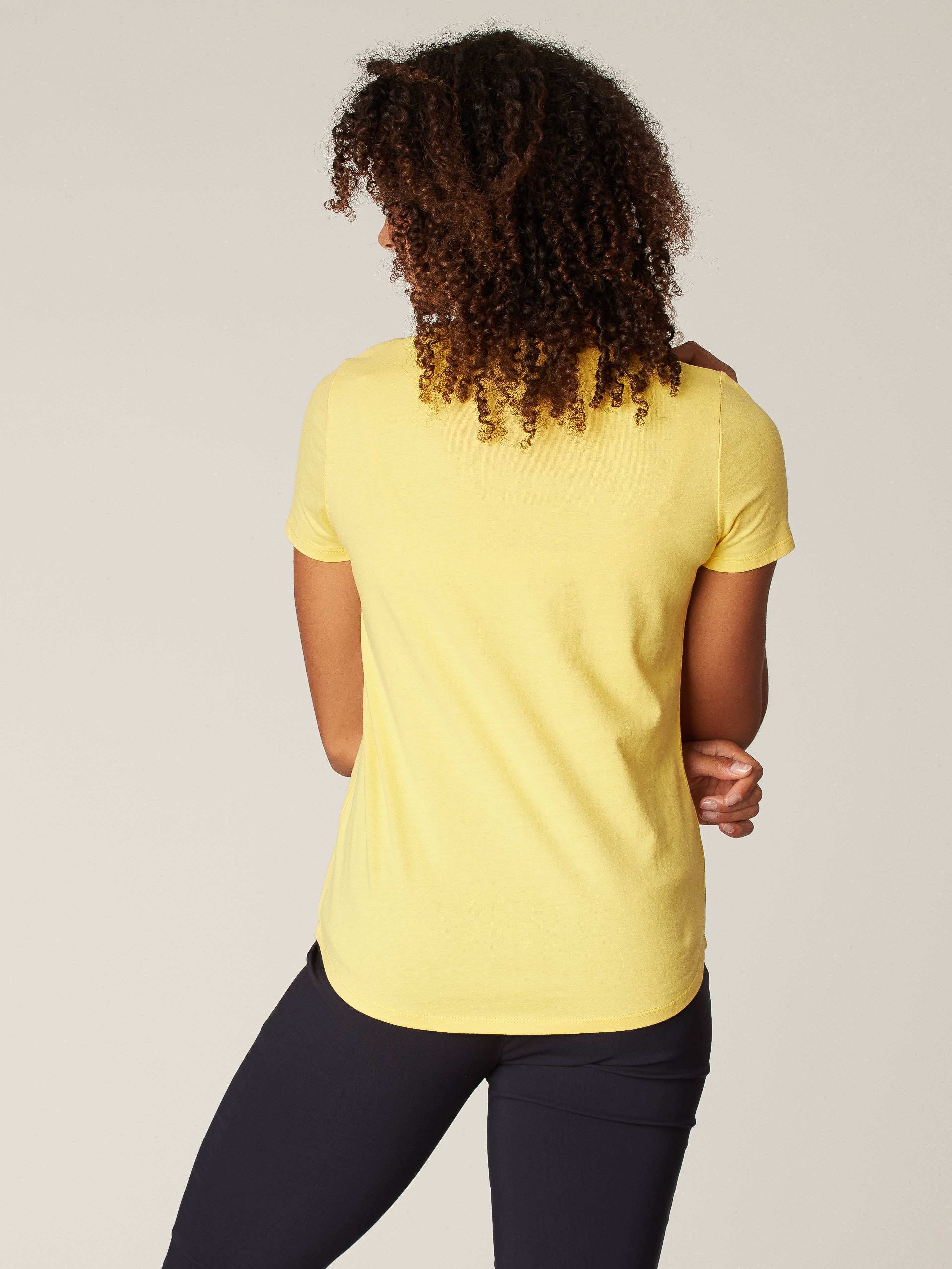 Short-sleeve semi-fitted t-shirt