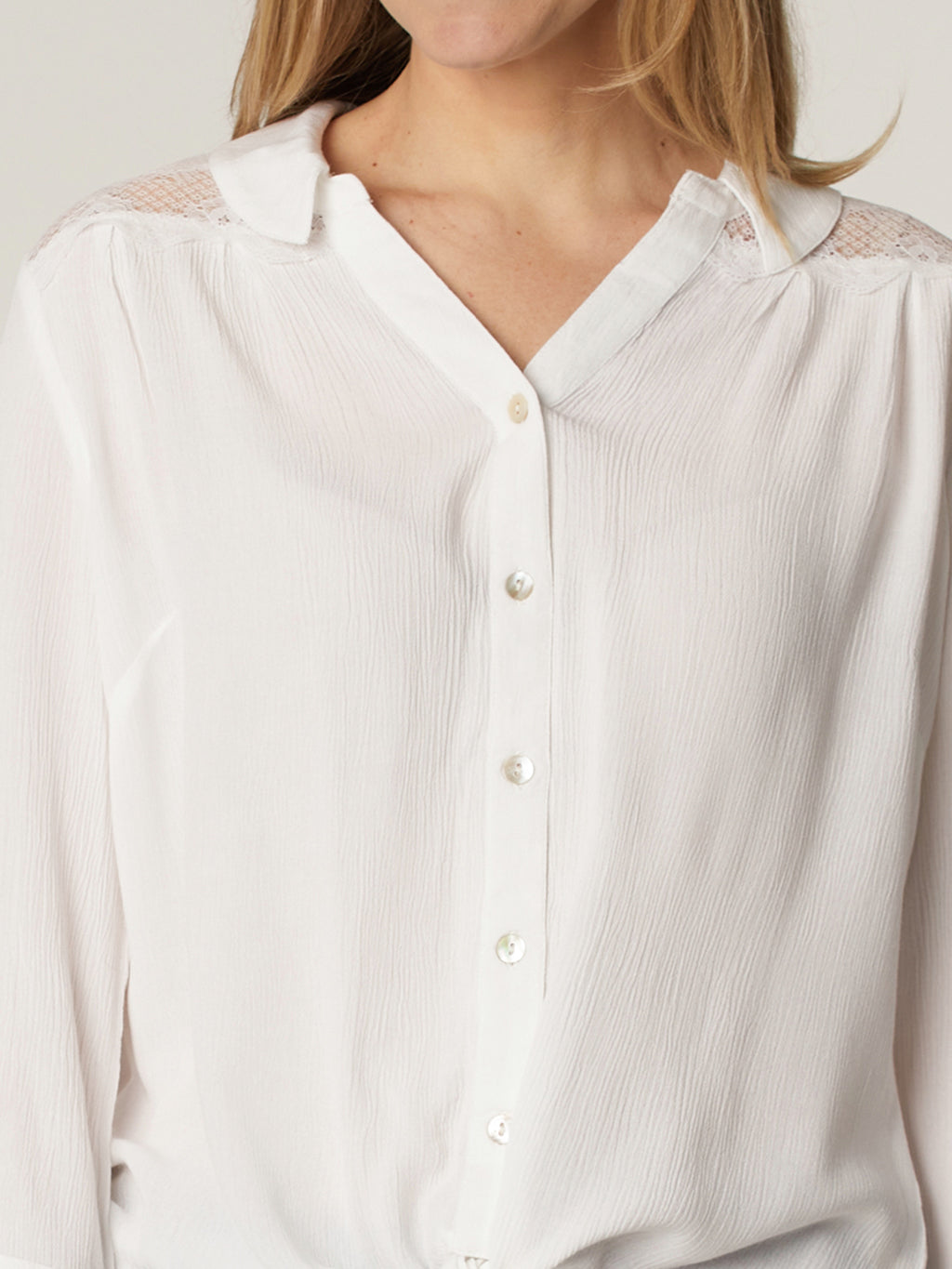 3/4-sleeve semi-fitted blouse with buttons