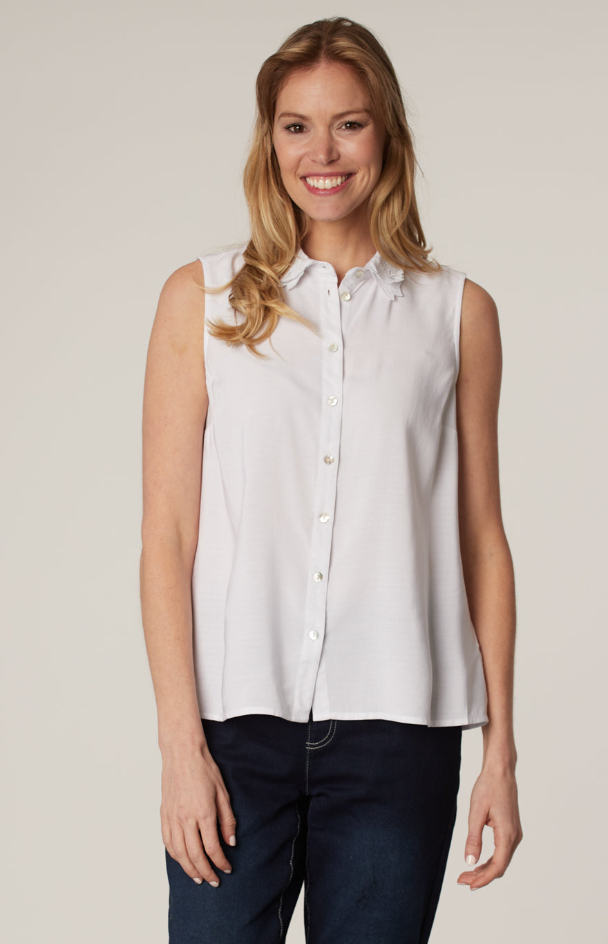 Sleeveless semi-fitted blouse with buttons