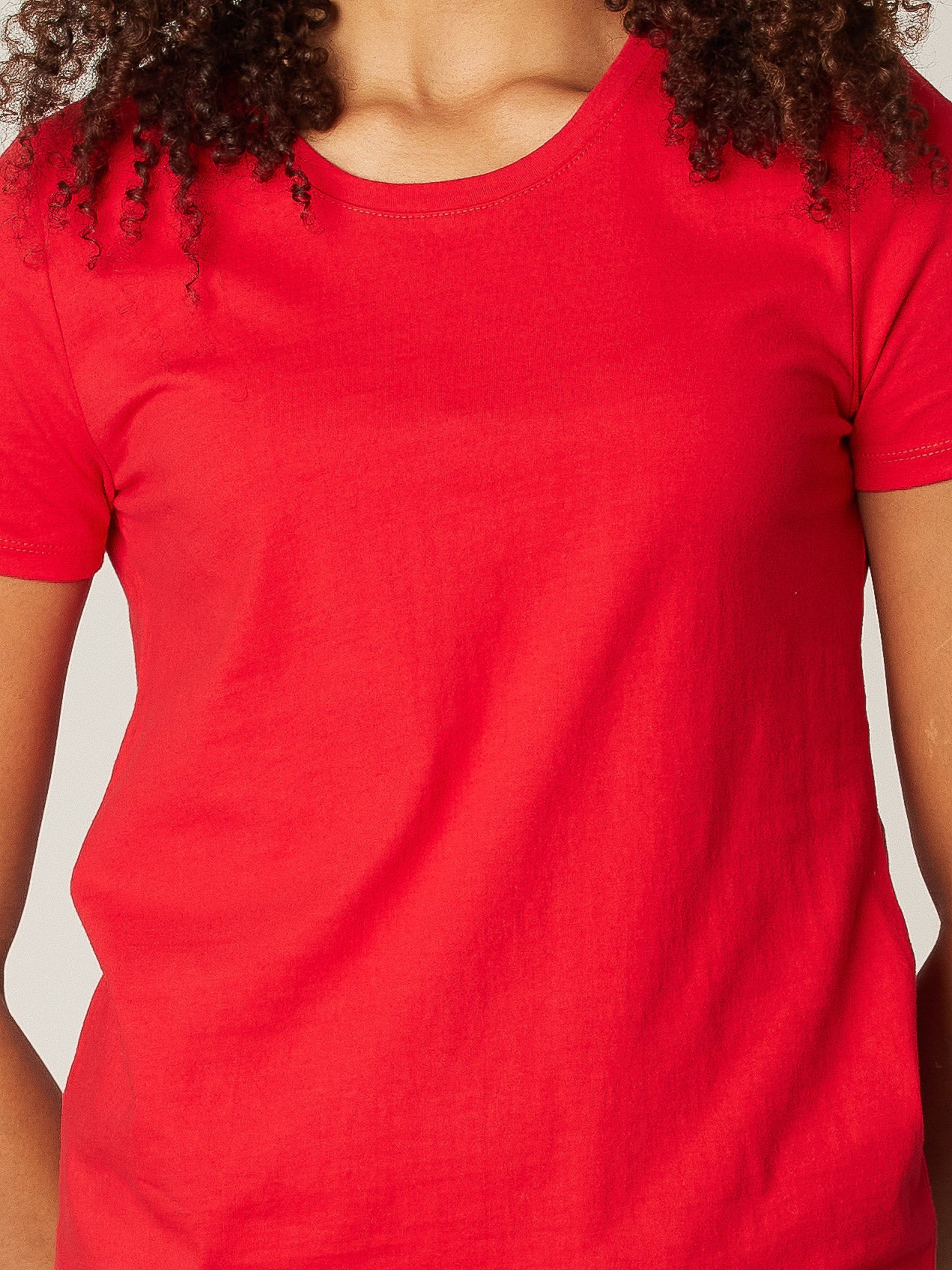 Short-sleeve semi-fitted t-shirt