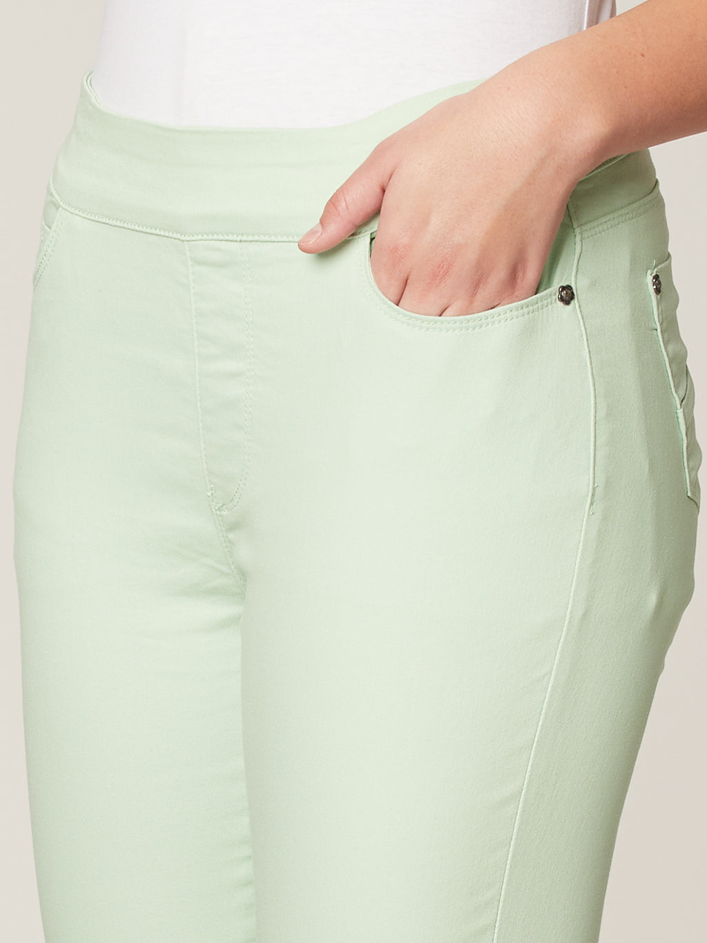Skinny semi-fitted pull-on jean