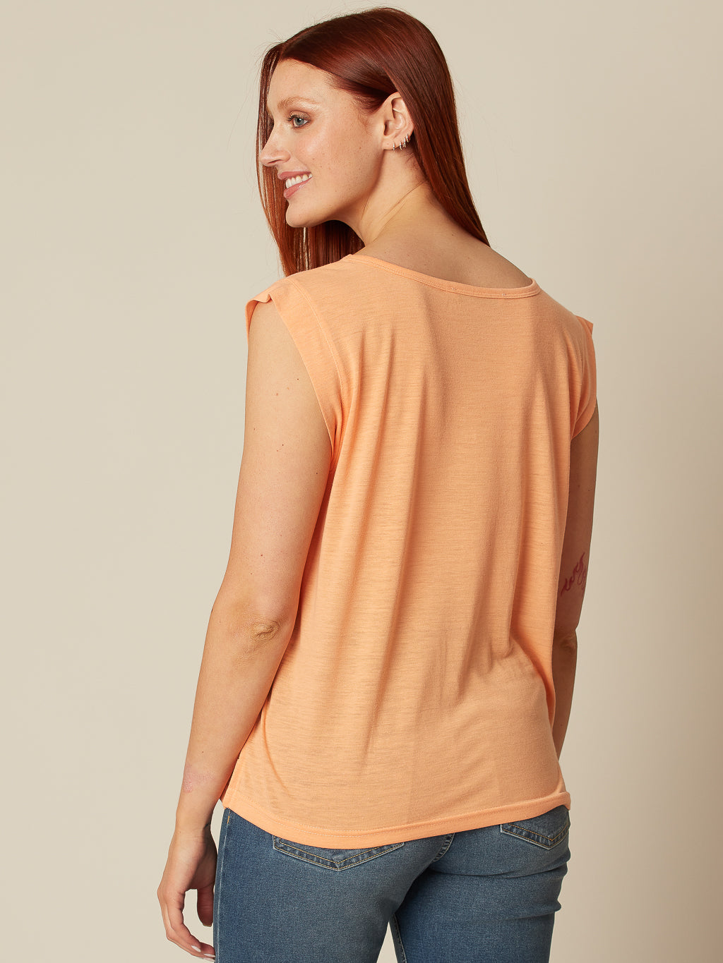 Semi-fitted fluid t-shirt