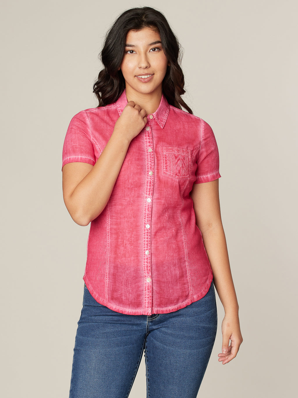 Blouse ajustée à manches courtes avec boutons
