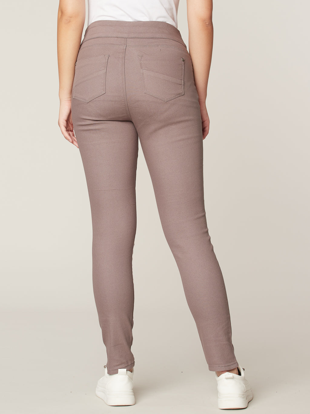 Skinny semi-fitted pull-on jean
