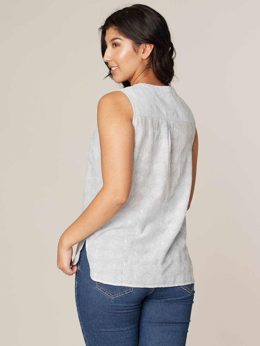 Blouse sans manches semi-ajustée avec boutons
