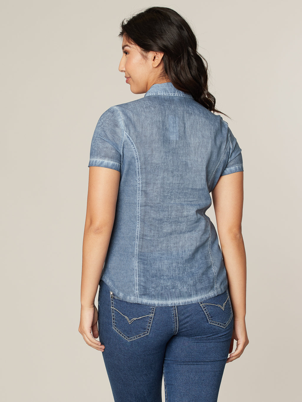 Blouse ajustée à manches courtes avec boutons