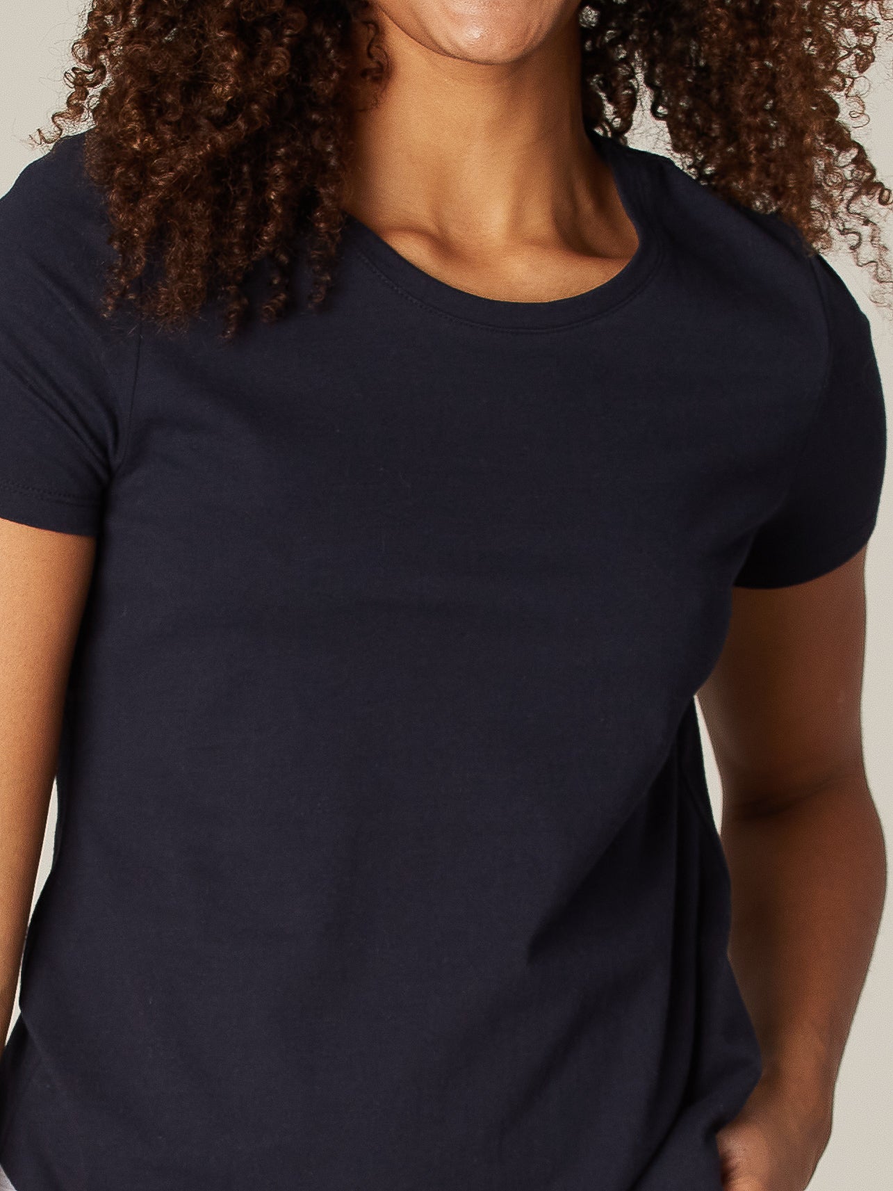 Short-sleeve semi-fitted t-shirt