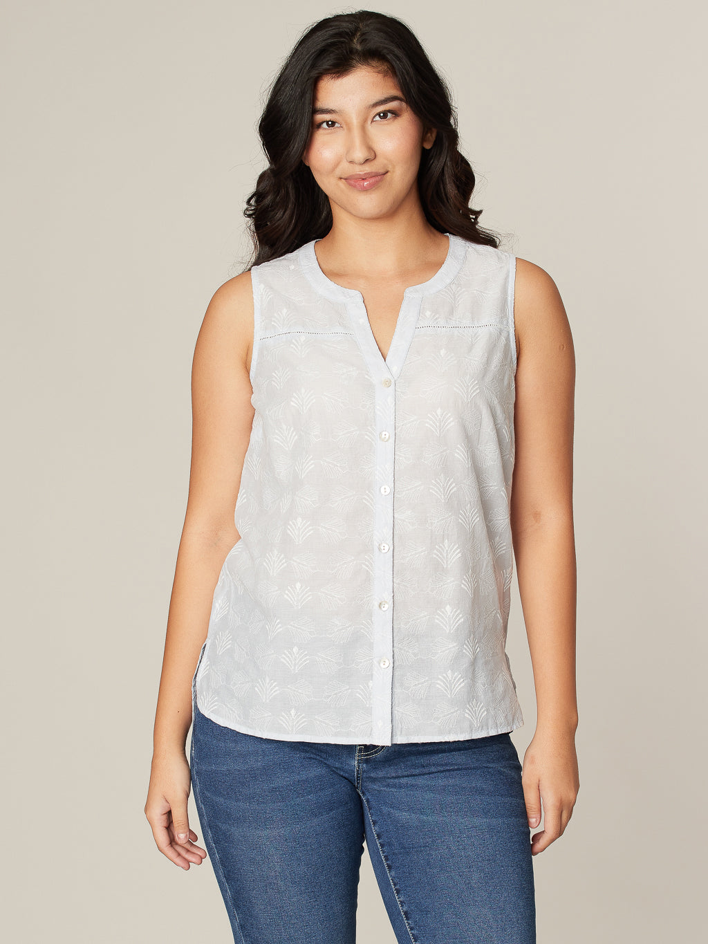Sleeveless semi-fitted blouse with buttons