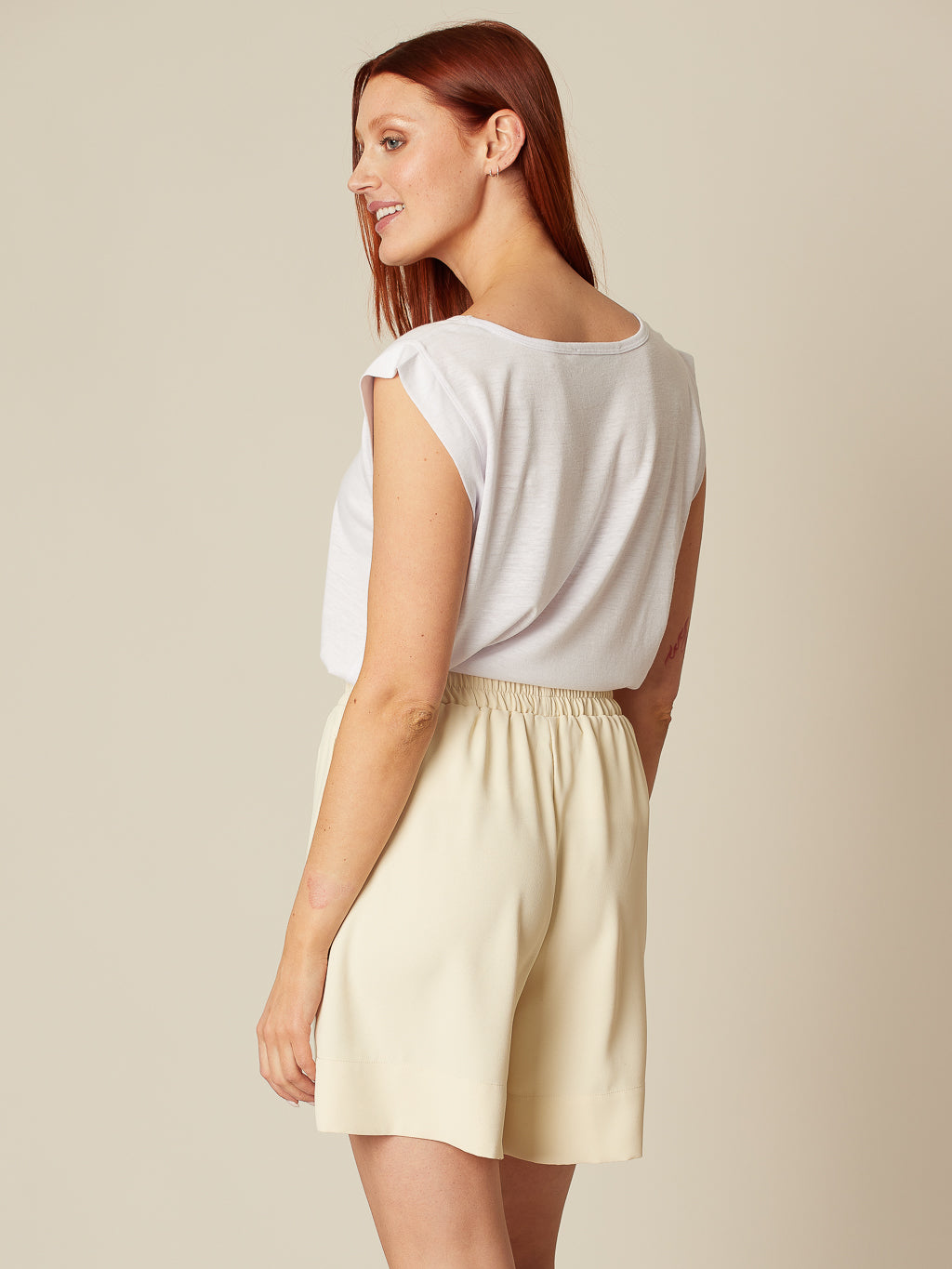 Semi-fitted fluid t-shirt