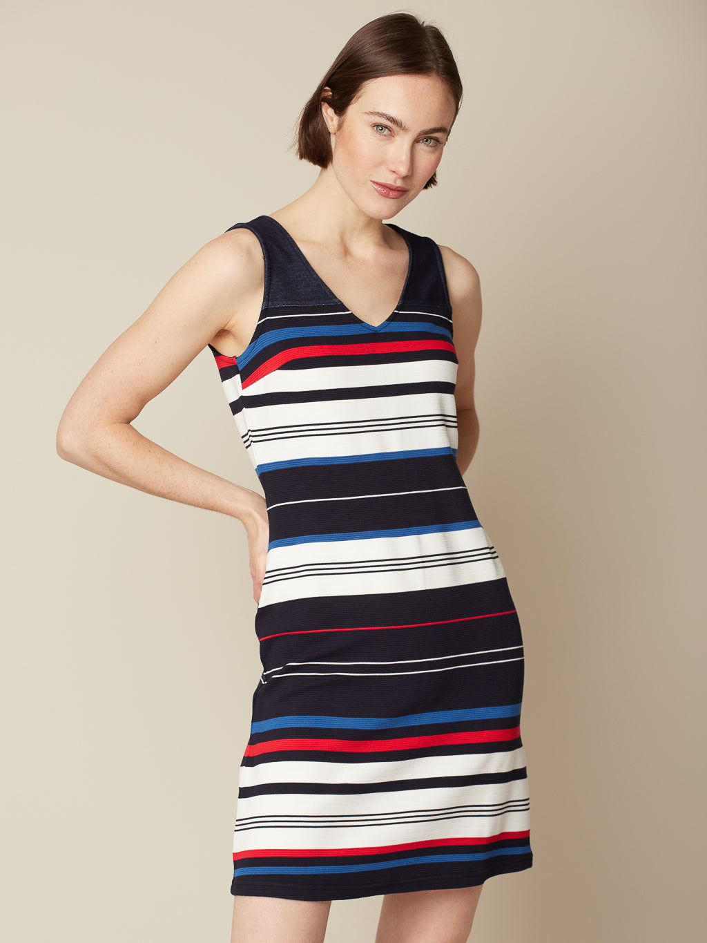 Sleeveless dress with zip at back