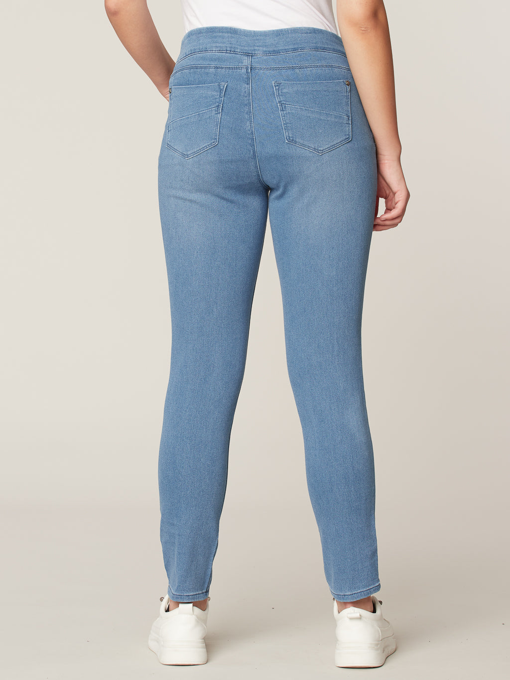 Skinny semi-fitted pull-on jean