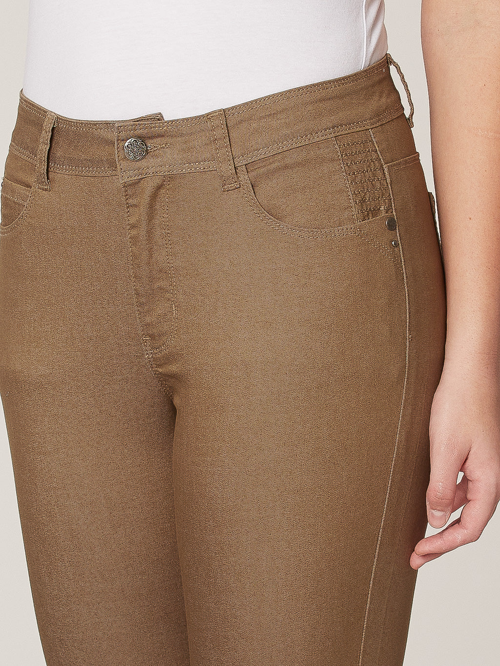 Semi-fitted skinny denim capri