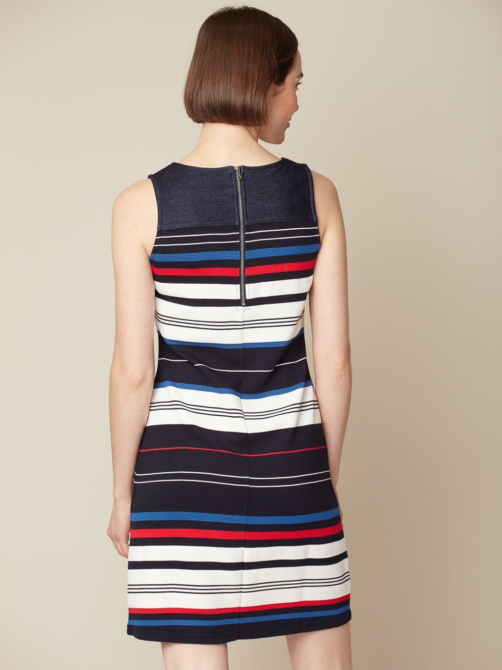 Sleeveless dress with zip at back