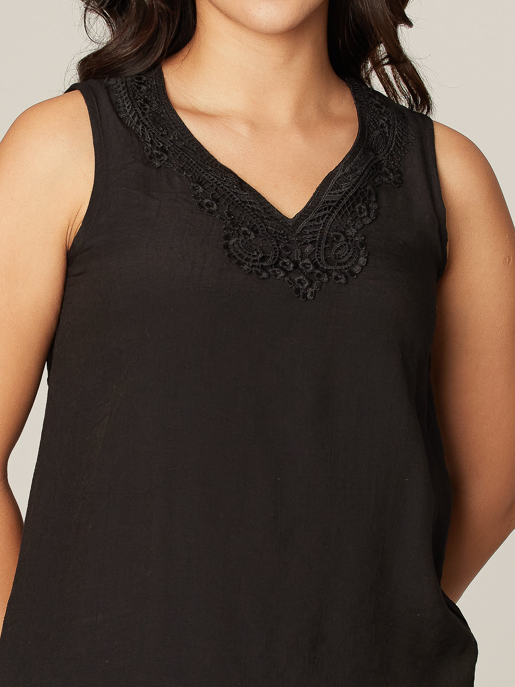 Sleeveless semi-fitted tunic