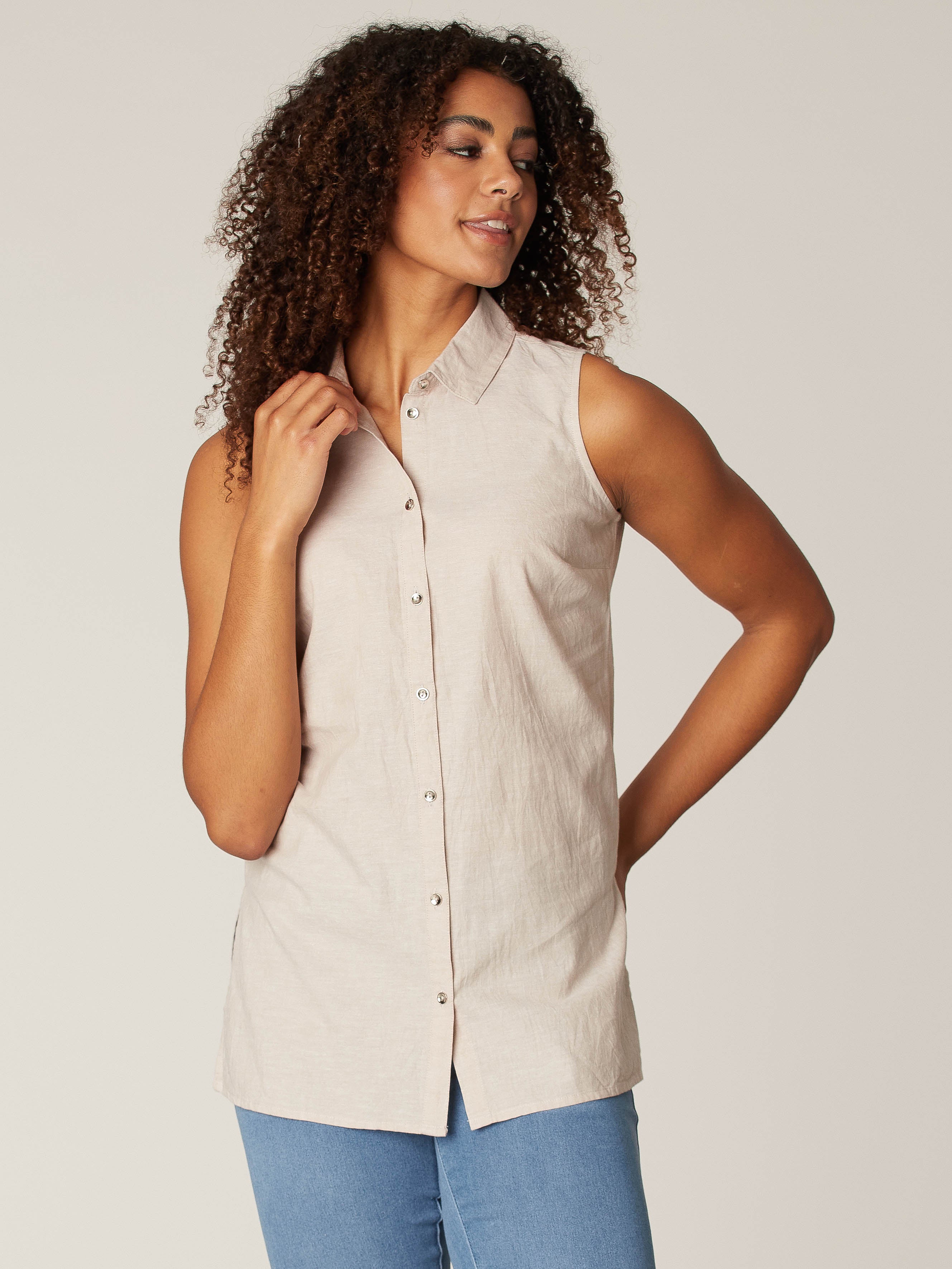 Sleeveless semi-fitted tunic with buttons