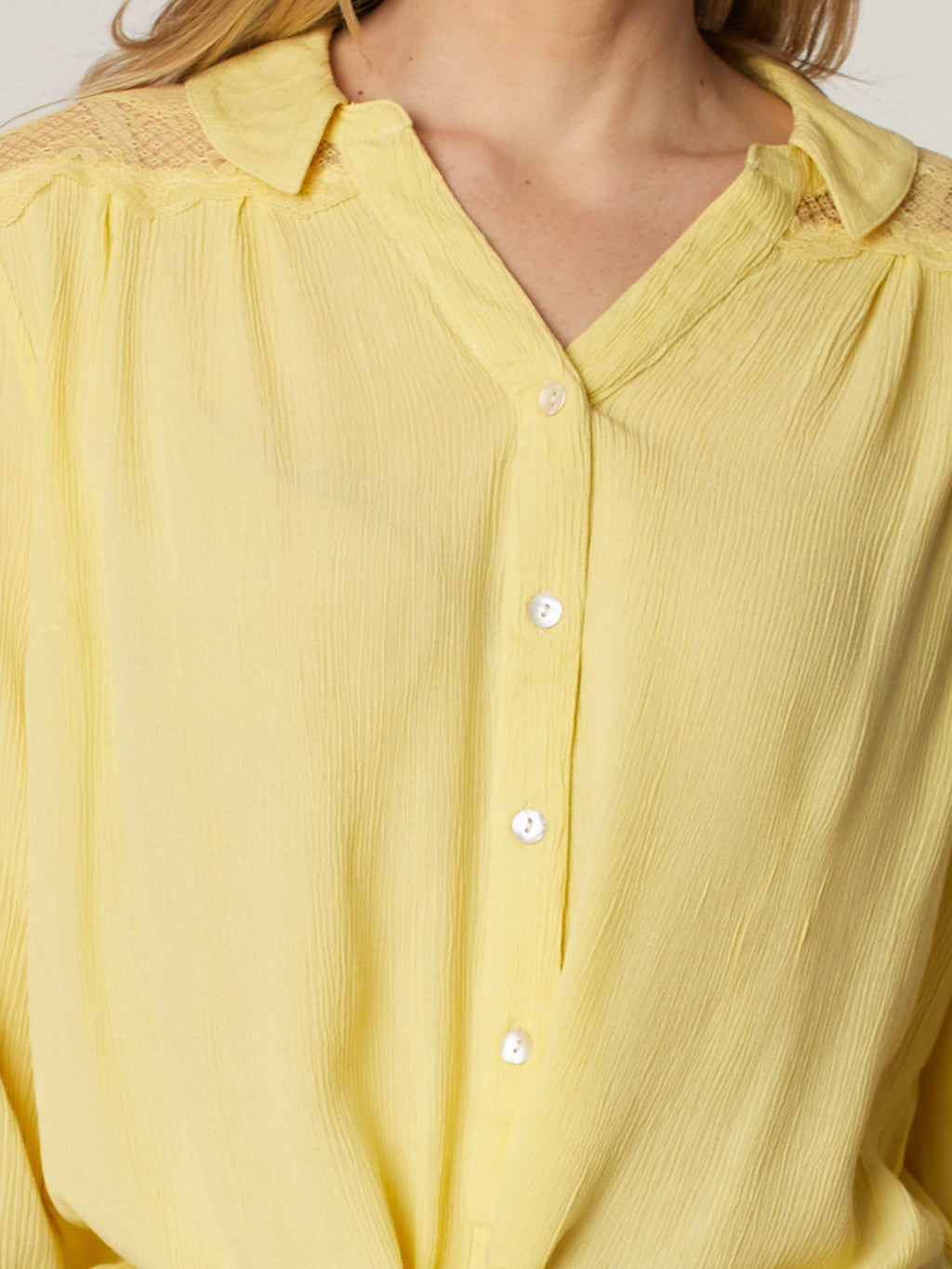 Blouse semi-ajustée à manches 3/4 avec boutons