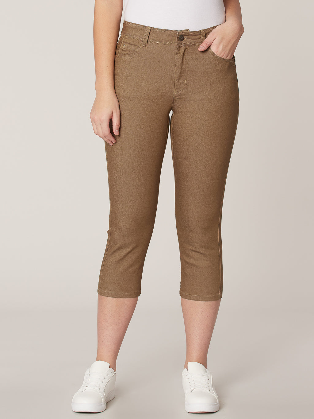 Semi-fitted skinny denim capri