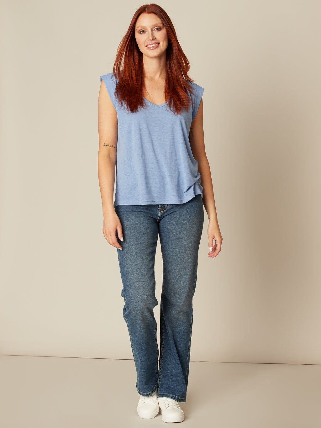 Semi-fitted fluid t-shirt
