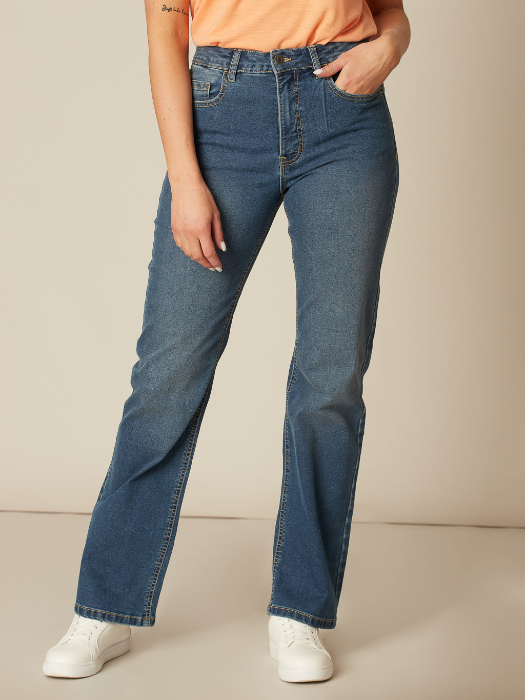 Straight semi-fitted jean