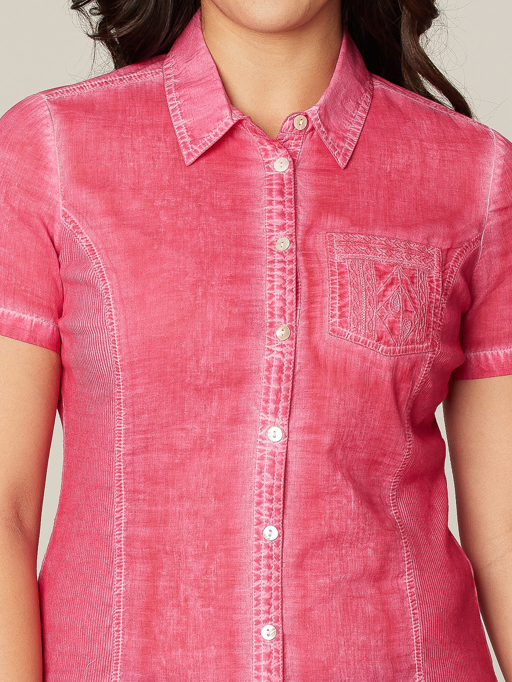 Blouse ajustée à manches courtes avec boutons
