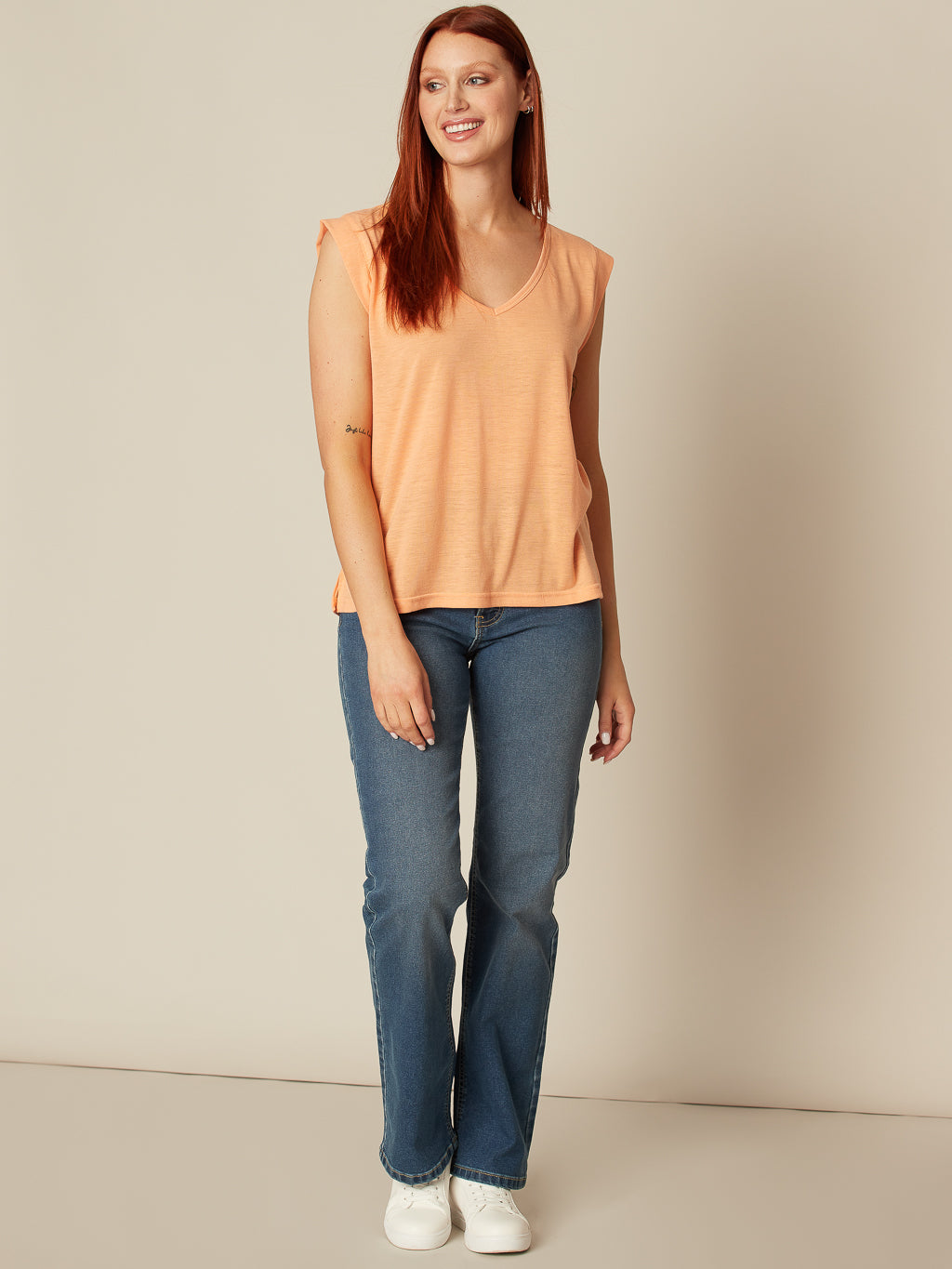 Semi-fitted fluid t-shirt
