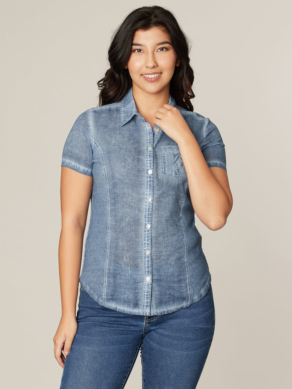 Blouse ajustée à manches courtes avec boutons