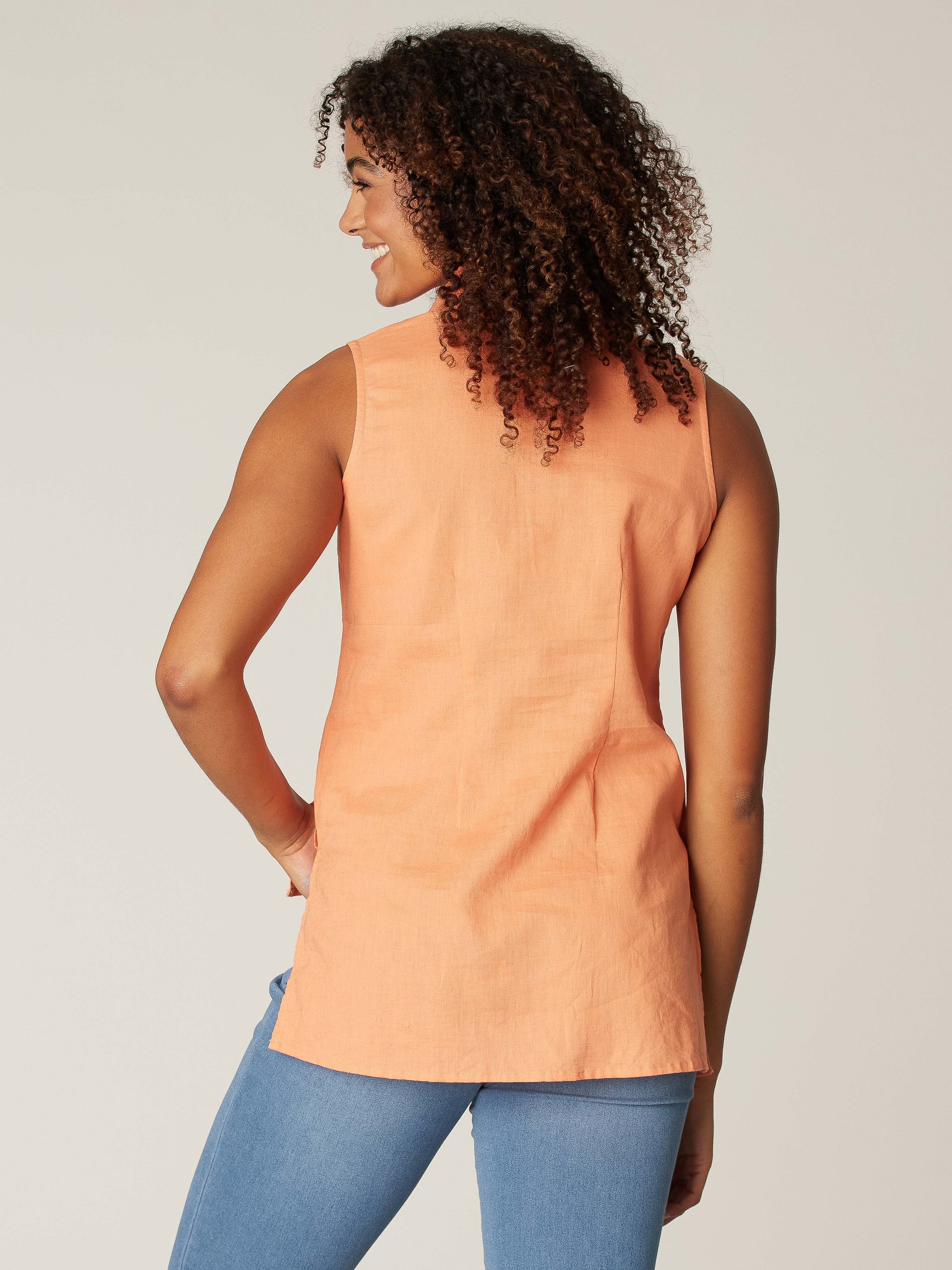 Sleeveless semi-fitted tunic with buttons