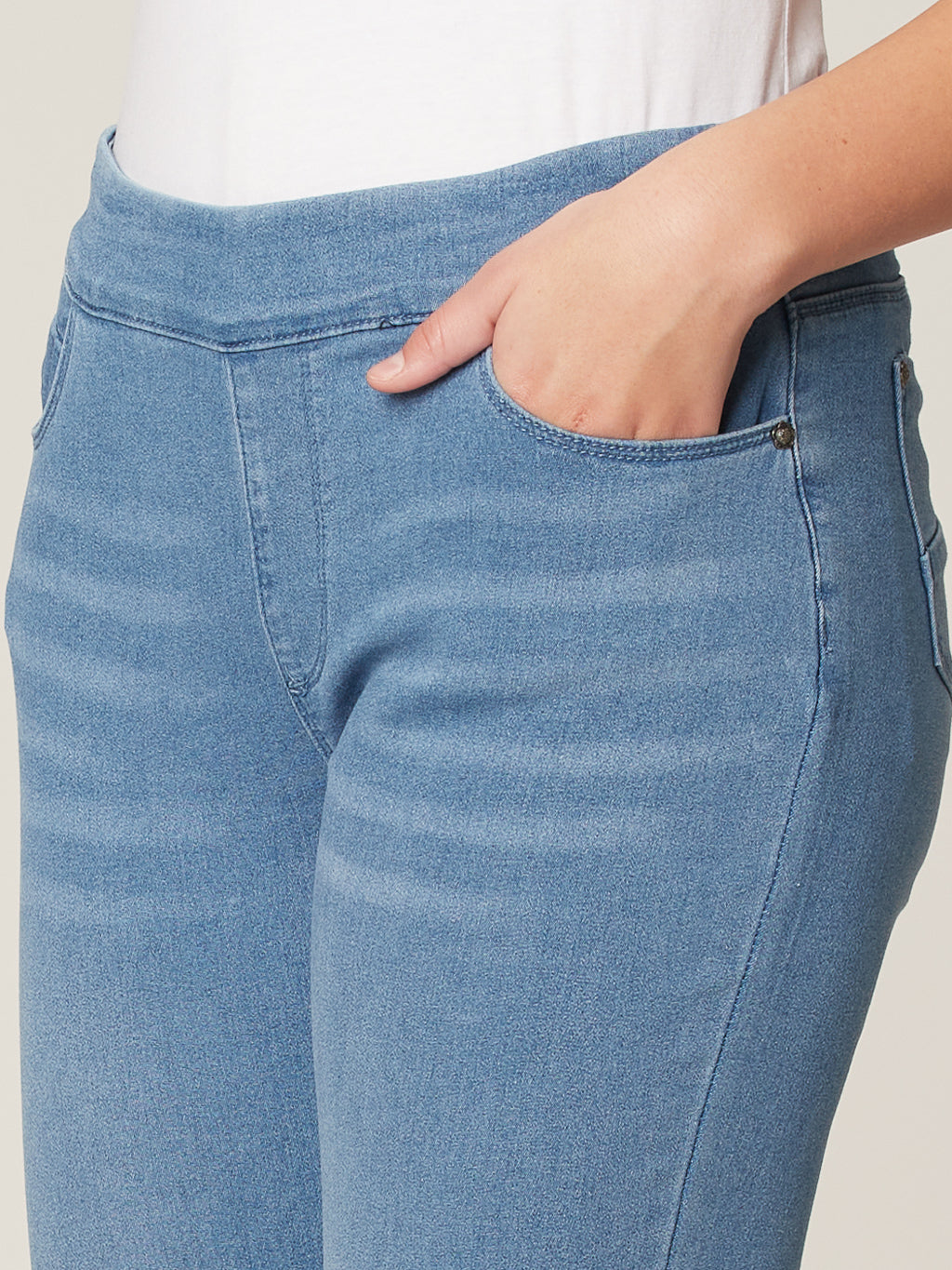 Skinny semi-fitted pull-on jean