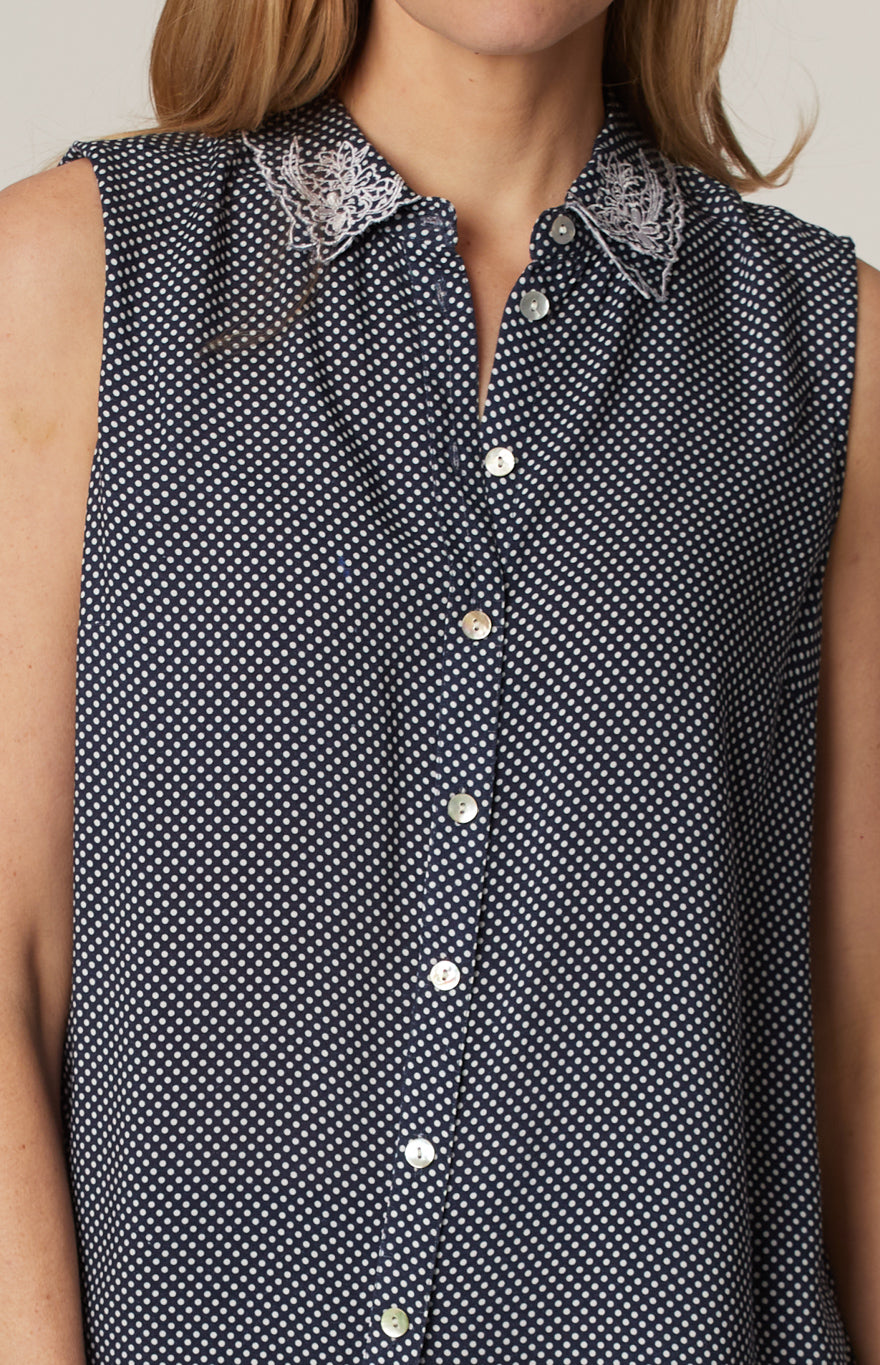 Sleeveless semi-fitted blouse with buttons