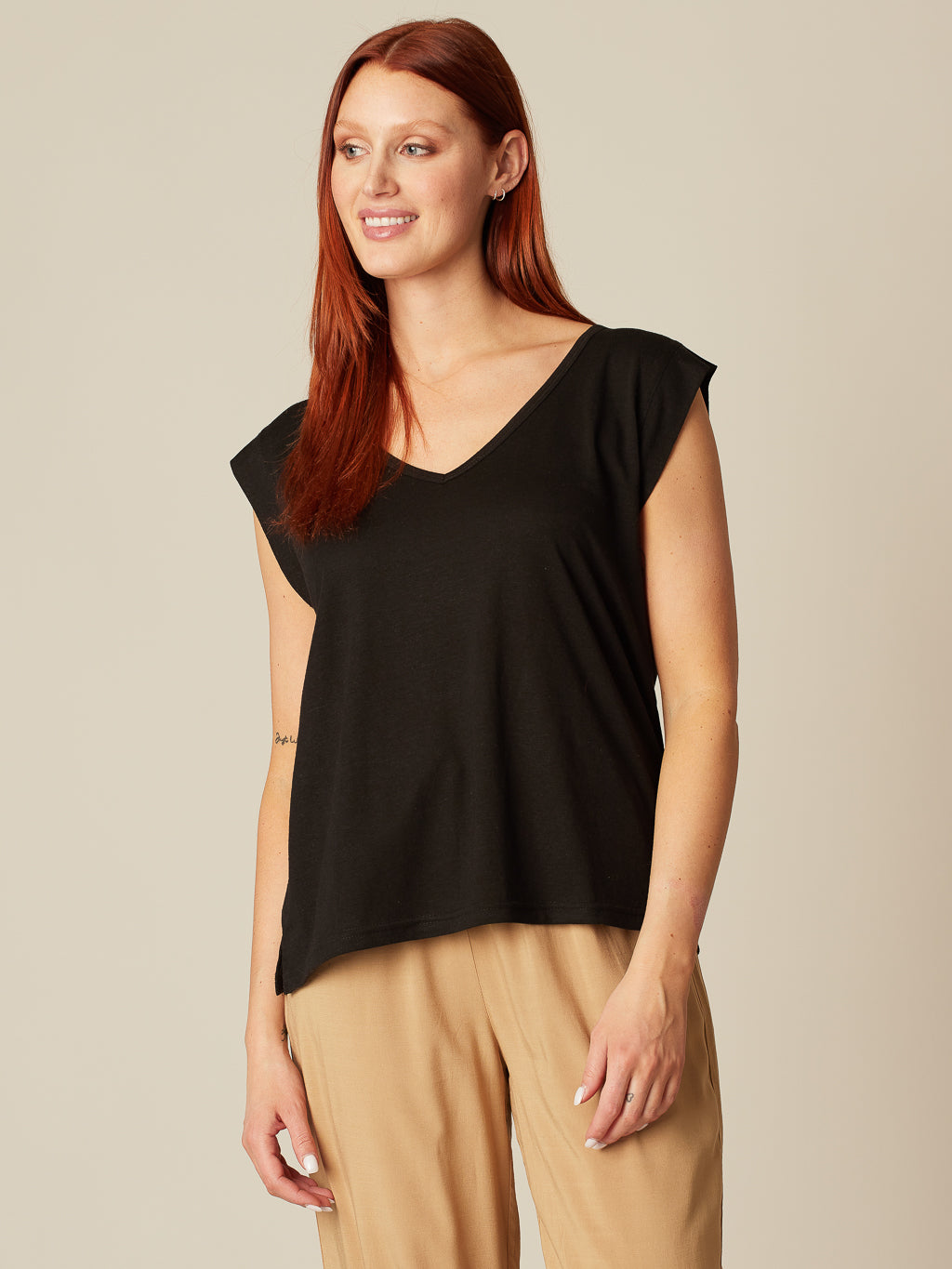 Semi-fitted fluid t-shirt