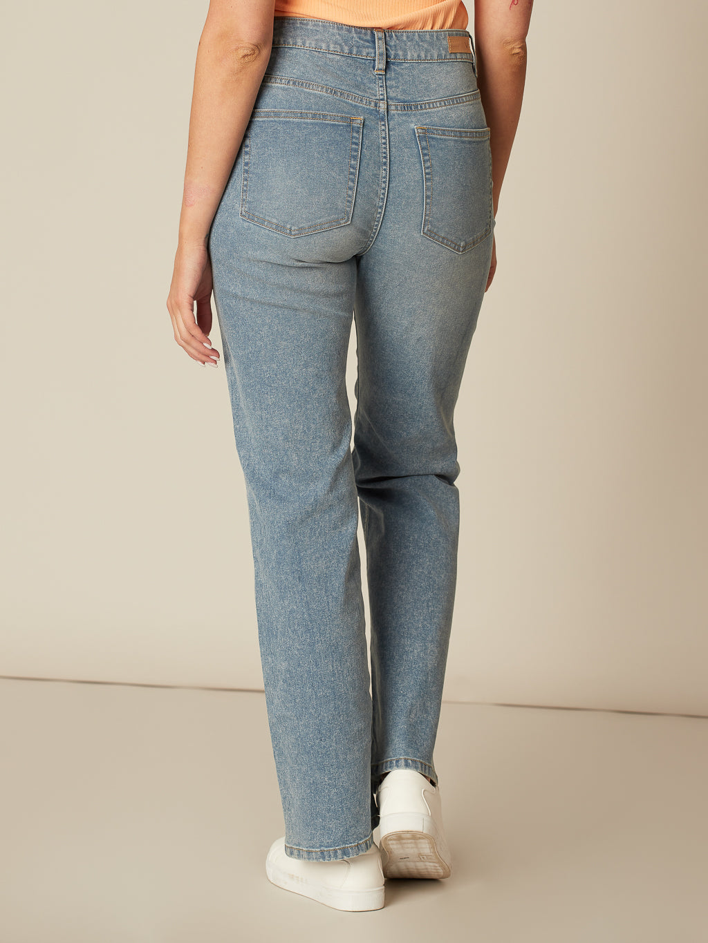 Straight semi-fitted jean