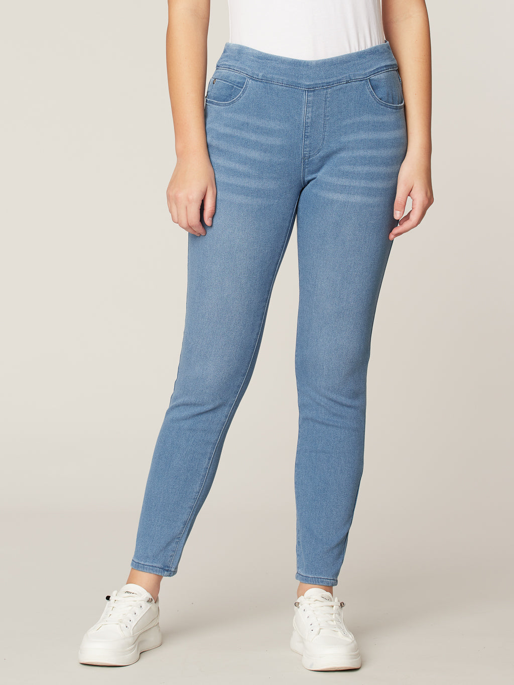 Skinny semi-fitted pull-on jean