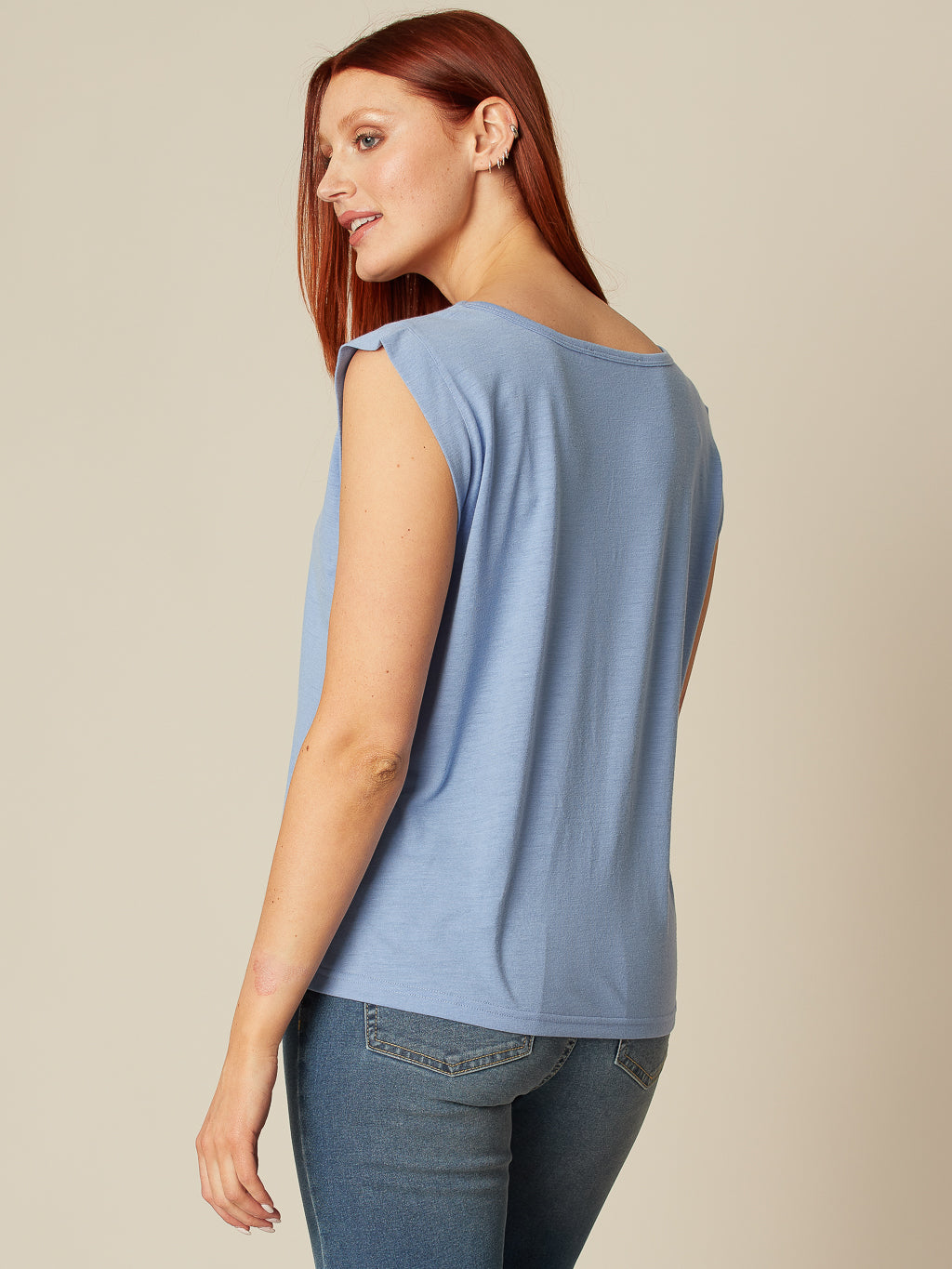Semi-fitted fluid t-shirt