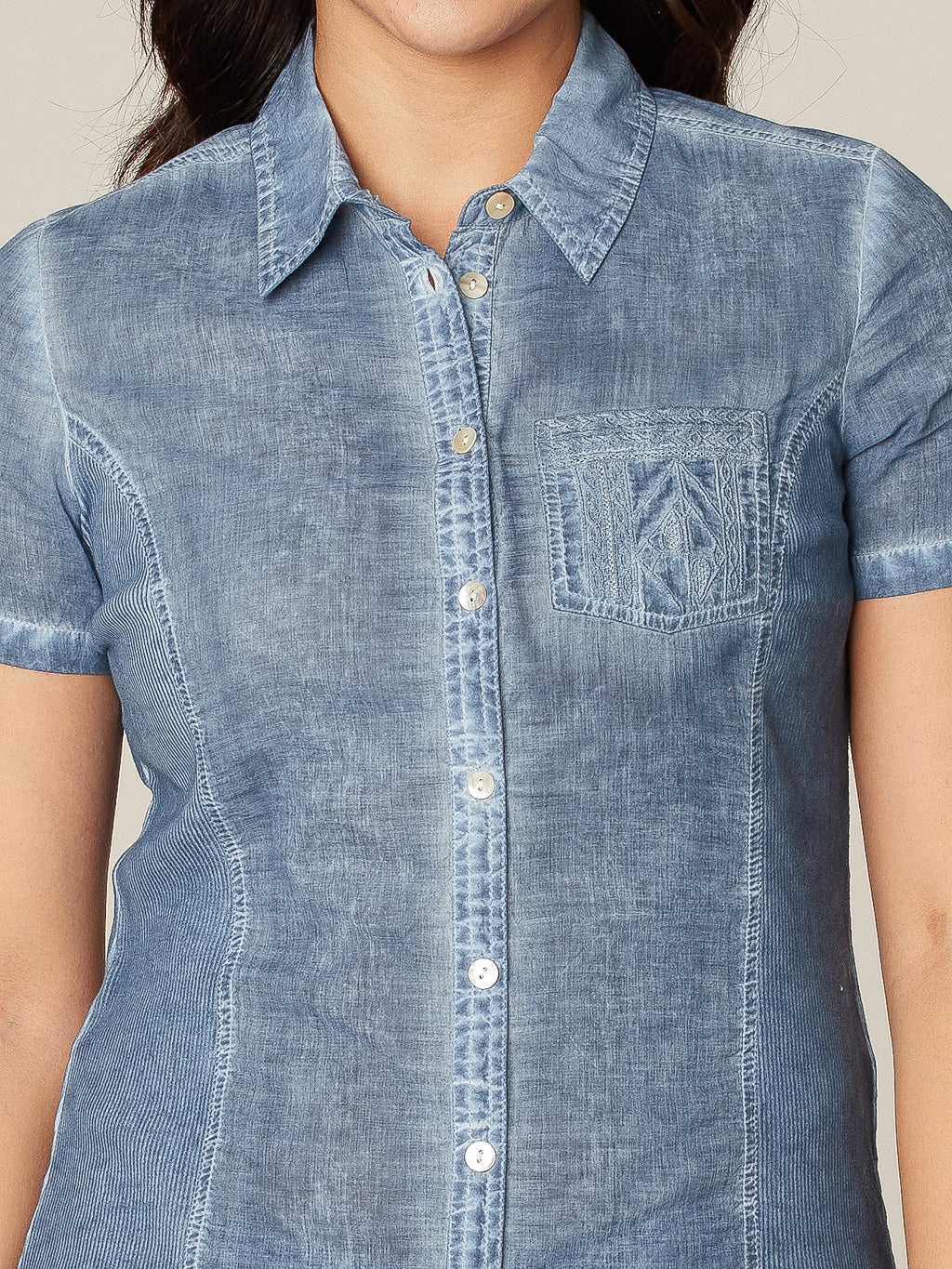 Blouse ajustée à manches courtes avec boutons