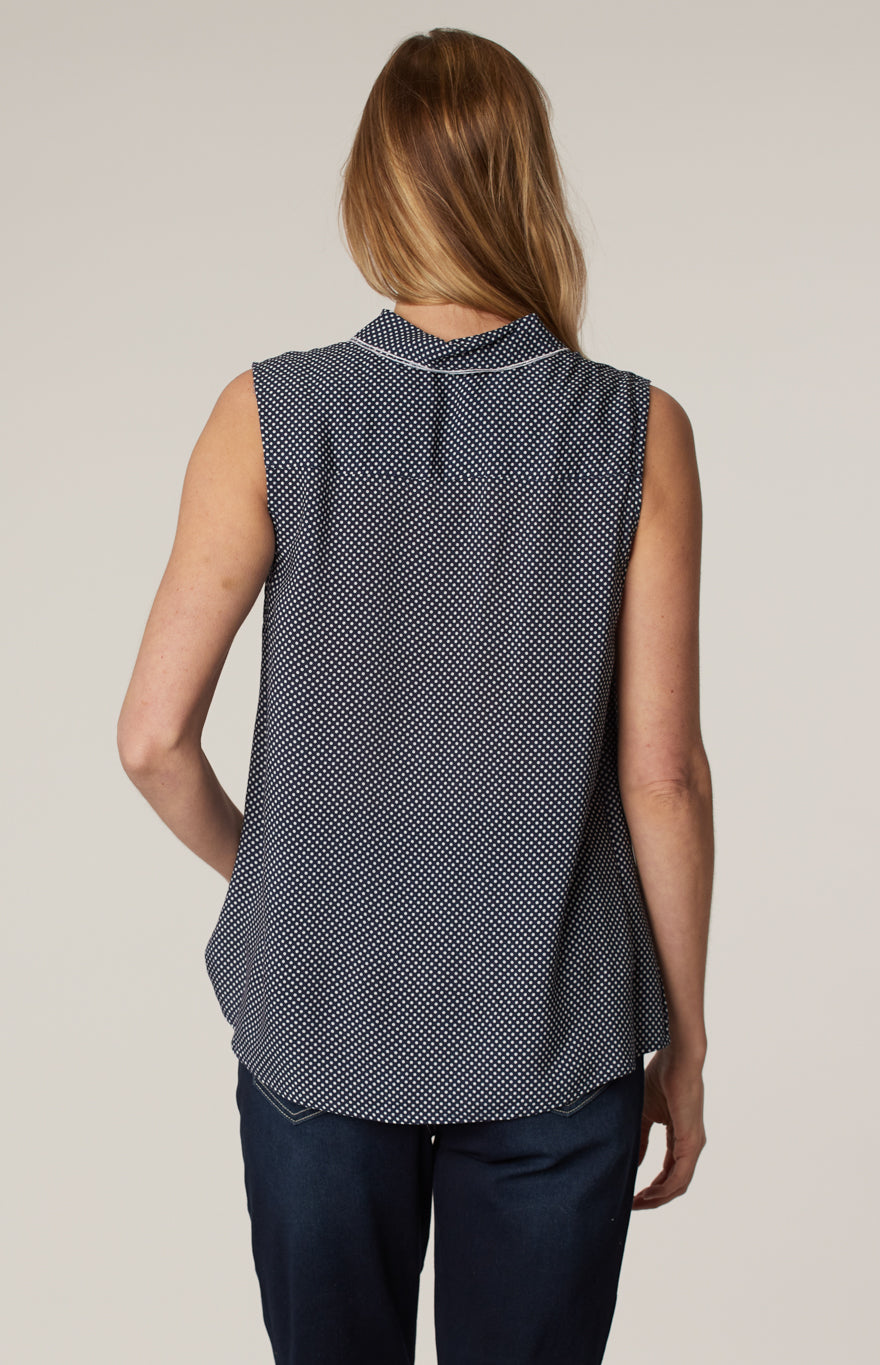 Sleeveless semi-fitted blouse with buttons