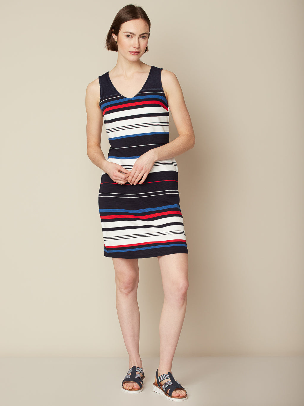 Sleeveless dress with zip at back